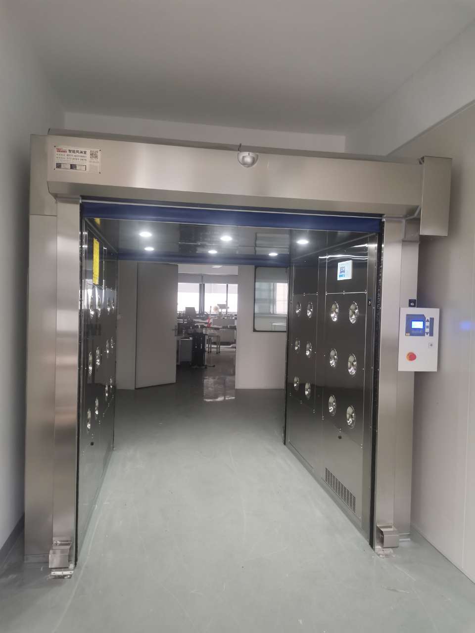 安徽栢馥食品有限公司卷簾門風淋室安裝現(xiàn)場施工